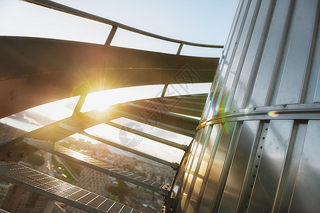 工业楼梯向上攀升玻璃窗户扶手金属阳光地面建筑背景图片
