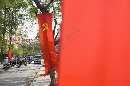 和在路上的锤子和镰刀车辆红色指示牌空间空格处运输横幅自行车摩托车摄影图片