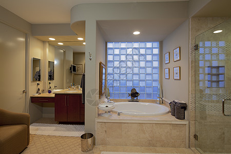 豪华洗手间和大宅的浴缸别墅镜子玻璃艺术垃圾桶财富场景奢华设计家庭背景图片
