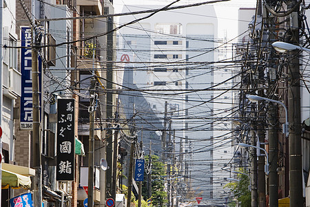 横跨市街上方的CrissCross串连线路场景电力线路能量公用事业建筑城市生活大都会街道电源线图片