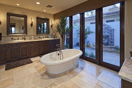在豪华别墅宽敞的浴室洗浴池中的浴缸房子内阁家庭龙头设计奢华财富玻璃反射大厦图片