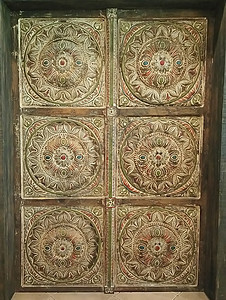 古老的生锈的木制门 上面有艺术细节棕色木头雕刻背景图片