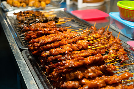 亚洲食品 在夜街食品市场用鸡皮和肉类小烤箱的柜台午餐盘子美食沙爹小吃烹饪油炸烧烤竹子餐厅图片