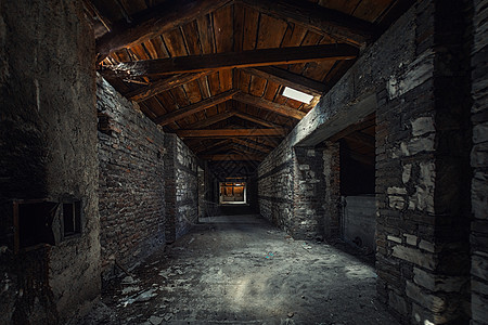废弃大楼的冷冻阁楼内通道木头状况地面柱子走廊石头地牢屋顶天花板图片