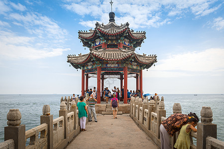 中国山海关2016 年 7 月 13 日 海上的古庙 地方也叫山海关 是秦皇岛市的一部分 它的字面意思是山海之口地标防御寺庙旅行图片