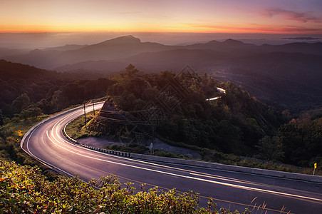 美丽的冬季风景和山日日出山脉场地天空爬坡旅行阳光蓝色假期季节环境图片