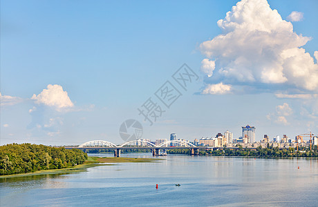 Dnipro河附近铁路桥附近的城市上布满了巨大的云层图片