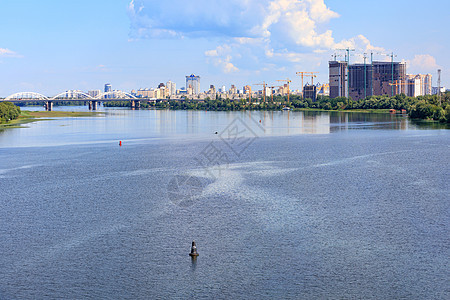 地平线上基辅市Dnipro河的美丽城市景色图片