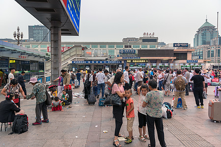 中国北京2016 年 7 月 13 日 北京西站 车站平均每天服务150 000180 000名乘客 每天最多服务400 000图片