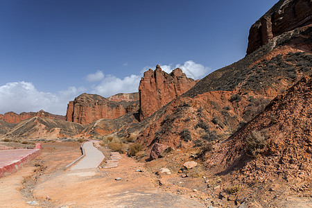 中国亚山地公园的彩虹山脉条纹旅行小路蓝色远足沙漠干旱地形岩石顶峰图片