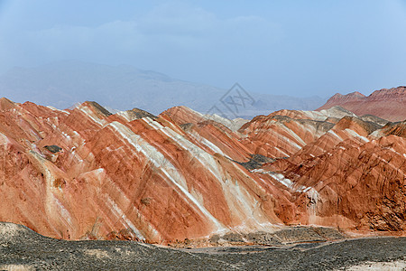 中国亚山地公园的彩虹山脉远足风景丹霞蓝色条纹地质学天空沙漠场景顶峰图片