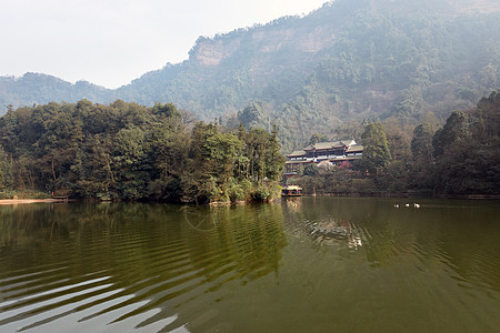 贵船神社天空下山丘之间的大湖天空树木反射旅行森林蓝色公园寺庙建筑娱乐背景