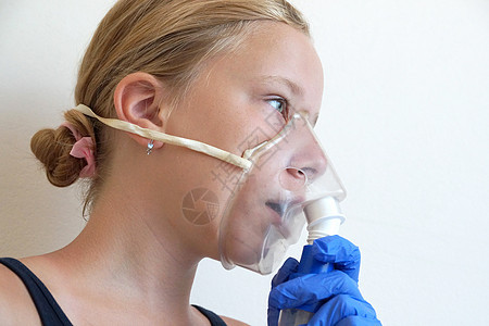 女孩通过吸入器呼吸 肖像特写面具疾病支气管医疗病人感染治疗哮喘支气管炎药品图片