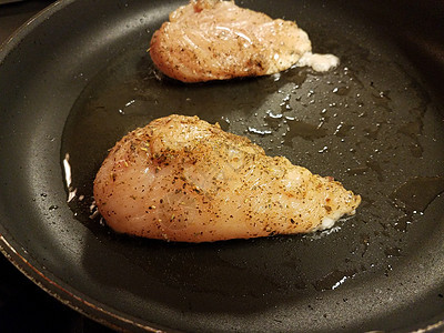 生长期鸡乳或用油煎的家禽午餐烹饪平底锅煎锅食物胸部油炸美味图片