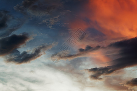 天空中云彩照像戏剧性空气多云阳光天际风景场景臭氧云景蓝色图片