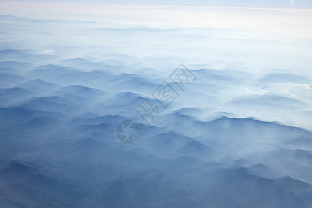 冬季从上方的喀尔巴阡山脉旅行场景薄雾天线爬坡地球山脉高山蓝色多云图片