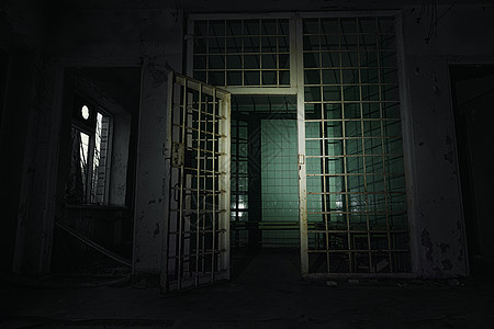 黑暗中的旧被弃囚牢房图片