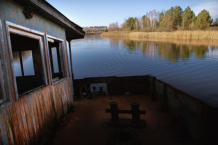 沼泽地被损坏的船小屋森林天空树木建筑学蓝色遗弃沼泽地湖景船库图片