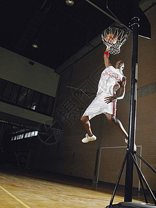 篮球球运动员在低角度视图中击滚背景图片