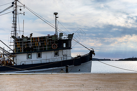 停在港口的旧渔船航行村庄码头渔夫海军旅行日光阳光船运海洋图片
