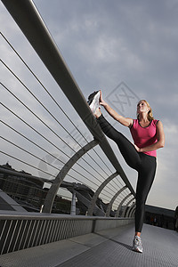 伦敦千年大桥服装竞技女士行人视图位置中年运动装热身娱乐图片