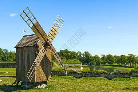 爱沙尼亚萨阿雷马Saaremaa的古老木制风车石头农村木头明信片蓝色农场国家建筑学面包面粉图片
