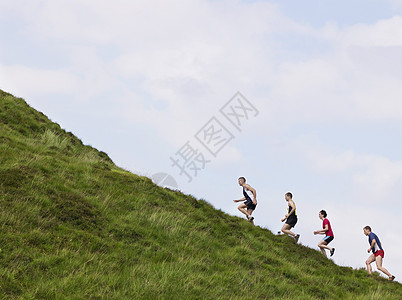 一群人在山坡上慢跑旅行享受假期远足旅游男人跑步远足者运动装闲暇图片