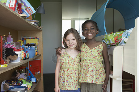 两名女孩(6-7)站在房间肖像上图片