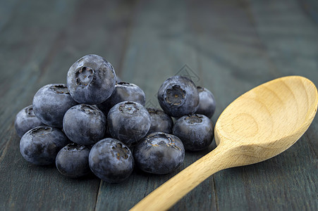 一群新鲜的蓝莓和木勺子维生素收成美食甜点早餐食物蓝色小吃水果浆果图片