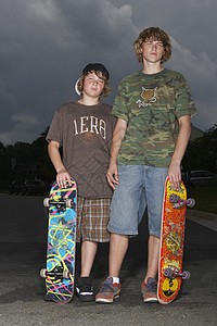 2名男孩(13-17岁) 有滑板 在户外画像图片