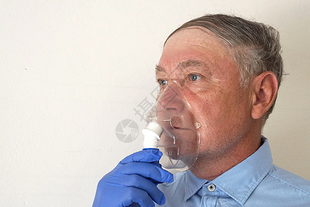 老人通过吸入器呼吸 肖像特写面具病人喷雾器疾病男人医疗感染支气管炎药品房子图片
