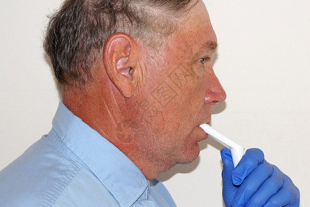 老人通过吸入器呼吸 肖像特写医疗支气管炎病人支气管孩子感染房子哮喘面具治疗图片