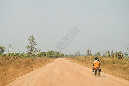 男人在路上骑摩托车驾驶力量皮革自行车发动机车轮自由沥青旅行运输图片