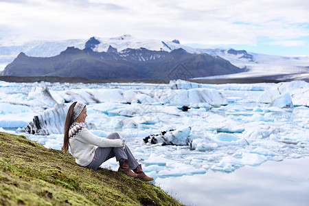 冰岛观光游客享受Jokulsarlon冰川环礁湖 妇女访问目的地标志性冰川湖自然景观图片