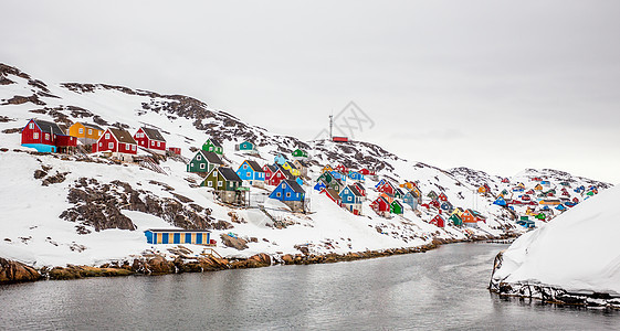 中间岩石峡湾的多姿多彩的北极村民房房子场景建筑物风景建筑学天空岩石气候全景峡湾图片
