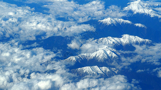 东藤山周围雪丘的顶角图像岩石山脉蓝色旅游雪山白色旅行鸽子天空顶峰图片