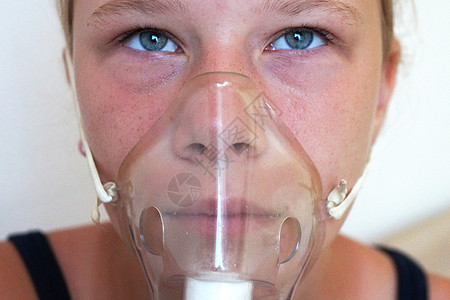 女孩通过吸入器呼吸 肖像特写感染面具喷雾器药品病人孩子疾病医疗治疗支气管图片