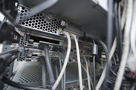 特写与服务器连接的数据电缆插头数据线硬件设施机房计算机安全技术实验室房间存储图片