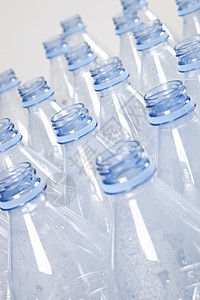 空塑料瓶的特写视图回收废物塑料对象静物处置倾斜水壶环境问题命令背景图片