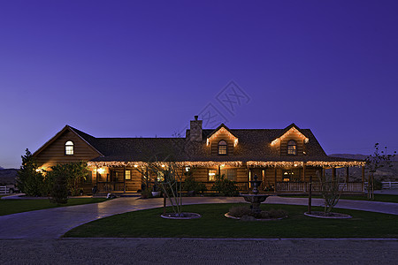 黄昏时的牧场家园花园居民区木头乡村门廊窗户灯光蓝天住宅外观图片