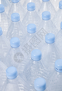 对带蓝色盖盖的空塑料瓶的特写视图命令塑料回收对象静物瓶子画幅环境问题水壶瓶盖背景图片