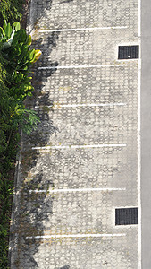 室外的混凝土木板购物公园停车场线条商业黑色车辆城市白色运输图片