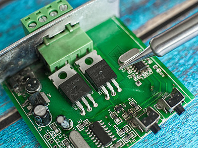 在用焊烫铁修理过程中损坏的电子板被损坏宏观电路芯片电路板电子产品母板电气处理器绿色电子图片