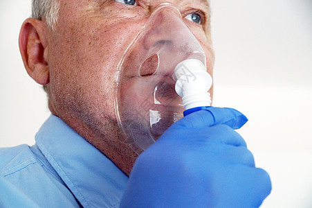 老人通过吸入器呼吸 肖像特写支气管喷雾器治疗哮喘房子面具孩子支气管炎药品疾病图片