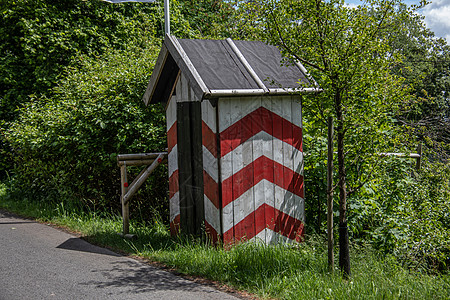 边防警卫的红色和白条白色警卫所边界尖顶哨所警卫室木质绿色图片