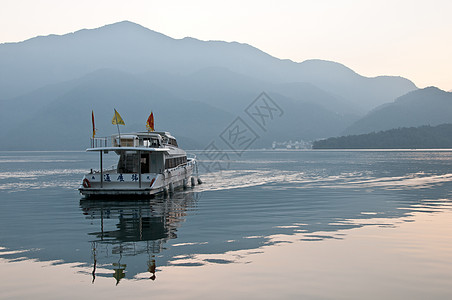 清晨日月湖航行的旅游船图片