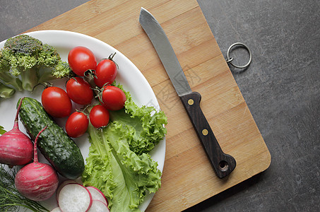 樱桃萝卜灰色桌上白盘子的新鲜蔬菜沙拉烹饪厨房黄瓜桌子杂货萝卜草药饮食健康饮食背景