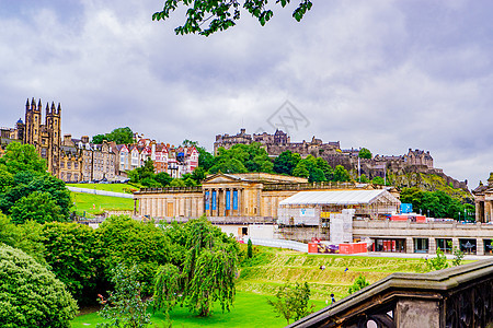 爱丁堡苏格兰著名的王子街花园的广角观景色首都建筑学建筑游客天空地标公园花园纪念碑城市图片