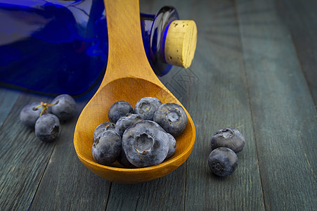 一群新鲜的蓝莓和木勺子维生素饮食小吃浆果甜点蓝色美食早餐木头收成图片