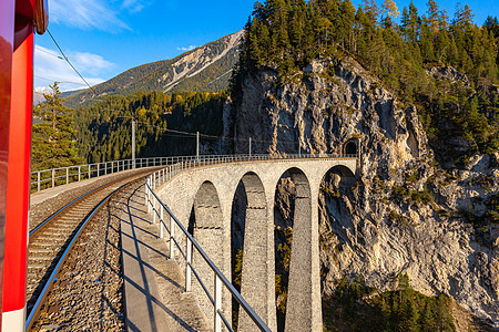 乘坐红色Rhaetian铁路观光列车Bernina E旅行图片